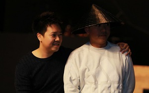 Tuấn Hưng 'lụp xụp' đội nón đen, hôn Lê Hiếu