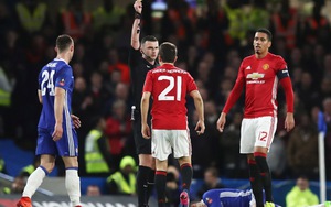 Vì sao trọng tài Michael Oliver bị coi là 'hung thần' của Man United?