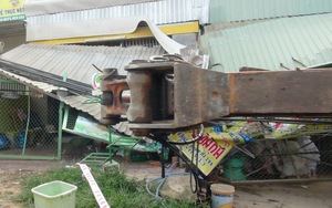 Xe cẩu hơn 50 tấn lật đè vào nhà dân