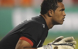 CĐV nữ bịt mặt, vây quanh SVĐ phản đối thủ thành giết bạn gái trở lại sân cỏ