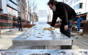 Kỉ niệm vụ tấn công khủng bố Brussels bằng tác phẩm kim loại