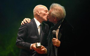 'Giáo sư X' và 'Magneto' của loạt phim 'Dị nhân' hôn môi đắm đuối