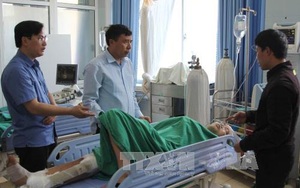 Xe container đẩy xe tải cùng lao xuống vực, 4 người nguy kịch