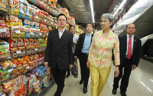 Phu nhân Thủ tướng Lý Hiển Long giản dị mua trái cây ở siêu thị