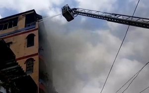 Huy động 15 xe chuyên dụng dập đám cháy lớn sát chợ hóa chất Kim Biên