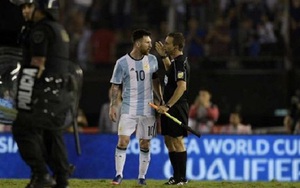 Messi bị tố LĂNG MẠ trợ lý trọng tài sau khi Argentina 'báo thù' Chile