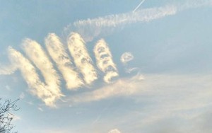 Sửng sốt với đám mây kỳ lạ hình ‘Bàn tay của Chúa’