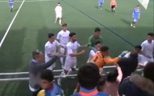 KINH HOÀNG hơn cả V-League: Đánh trên sân chưa đủ, cầu thủ lao ra đường biên đánh CĐV