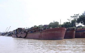 Bắt quả tang nhiều tàu khai thác cát trái phép trên sông Hồng