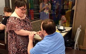 'Tan chảy' với cặp đôi bị bệnh Down cầu hôn trong hạnh phúc