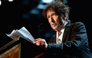 Ca sĩ Bob Dylan nhận Huân chương và bằng chứng nhận giải Nobel Văn học