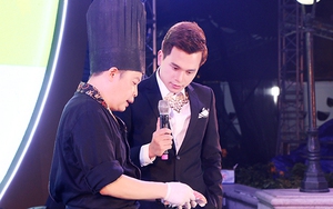 Đầu bếp Jack Lee hướng dẫn MC Danh Tùng chế biến món cá