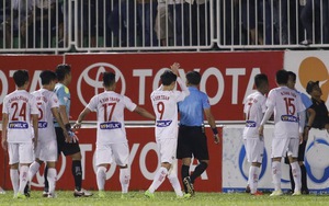 HAGL 'chết' vì trọng tài