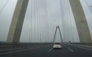 Hai lái xe chạy ngược chiều trên cầu Nhật Tân cố tình ‘chây ì’ trốn phạt