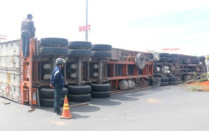 Xe container lật đè xe ô tô con chở 2 người bẹp nát