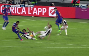 Barcelona đã bị tước oan một quả phạt đền?