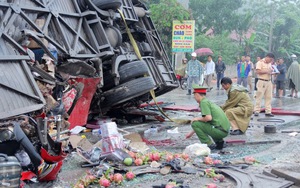 Hiện trường tai nạn thảm khốc, xe ô tô giường nằm bẹp dúm