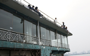 Đùa giỡn với nguy hiểm rình rập trên 'xác' nhà nổi Hồ Tây