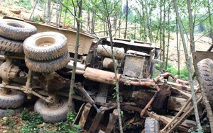 Xe tải ben lao xuống vực sâu làm 4 người chết ở Hà Giang