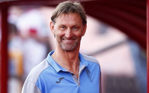 Huyền thoại Arsenal gây sốc với màn khởi động siêu dị trong lần đầu làm HLV