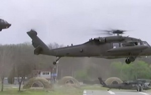 VIDEO: Phó Tổng thống Mỹ đáp trực thăng xuống gần khu phi quân sự liên Triều