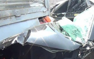 Ô tô chui vào gầm xe tải, hai vợ chồng thoát chết