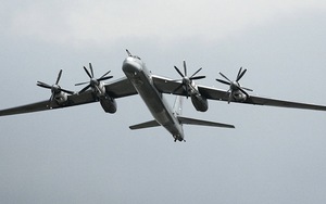 Bộ Quốc phòng Nga nói gì về việc Tu-95 bị F-22 Mỹ 'kèm chặt'?