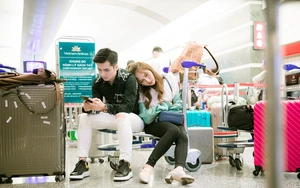 Hương Giang Idol ngủ gục bên vai Hà Anh tại sân bay