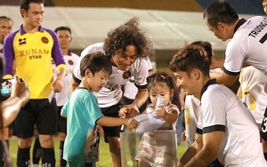 Khi bóng đá phải ngó sang showbiz