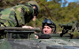 Thủ tướng Thụy Điển bất ngờ tới đảo Gotland lái xe tăng