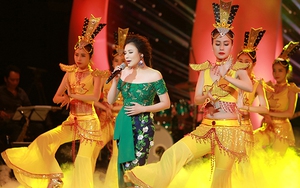 Hồ Quỳnh Hương mê hoặc khán giả Thủ đô bằng ca khúc đầu đời 'Mẹ yêu con'