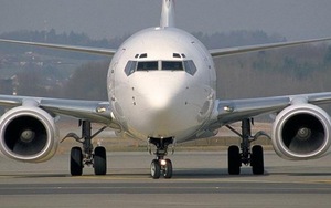 Boeing 738 xịt lốp khi hạ cánh xuống đường băng Malaysia