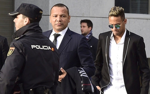 Sau Messi, Neymar và người Barca lũ lượt ra tòa