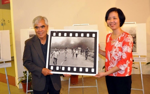 Nick Út tặng 'Em bé Napalm' cho Bảo tàng Phụ nữ Việt Nam