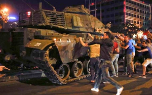 Vụ đảo chính ở Thổ Nhĩ Kỳ: Bắt giữ 17 thẩm phán và 6 công tố viên