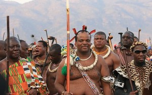 Cuộc sống xa hoa của vua cuối cùng tại châu Phi: Mua cả chục Rolls-Royce tặng vợ, sở hữu dàn siêu xe không thua các triệu phú