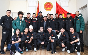 Đại sứ đặc mệnh toàn quyền Việt Nam tại Mông Cổ gặp gỡ tuyển bóng rổ Việt Nam