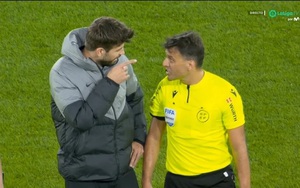 Pique phủ nhận xúc phạm mẹ của trọng tài 