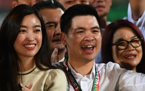 Hoa hậu Đỗ Mỹ Linh tươi như hoa bên chủ tịch Đỗ Vinh Quang trong ngày Hà Nội FC vô địch