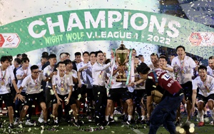 Khoảnh khắc CLB Hà Nội nhận Cúp vô địch V-League 2022