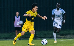 Bóng đá Việt Nam tối ngày 15/11: Quang Hải sáng cơ hội đá chính