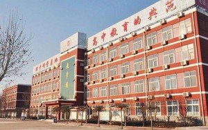 Bên trong trường ôn thi đại học khắc nghiệt bậc nhất thế giới: Học 15 tiếng/ngày, phải xây rào chắn để ngăn học sinh nhảy lầu