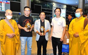 Vợ chồng Việt Hương đưa tro cốt nhạc sĩ Lam Phương về đất mẹ  