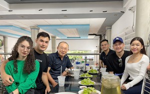 HLV Park Hang Seo vui vẻ ăn trưa cùng Văn Lâm và Hồ Tấn Tài