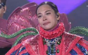 Giảng viên thanh nhạc Ngọc Mai bật khóc khi gỡ mặt nạ O Sen, nhận cúp vàng quán quân