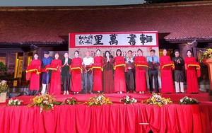 Thưởng lãm thư pháp 'Một mối xa thư' tại Văn Miếu - Quốc Tử Giám