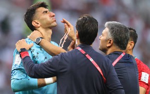 Thủ môn Iran va chạm mạnh với đồng đội, phải rời sân dù nỗ lực thi đấu tiếp