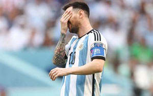 Messi ôm mặt thất vọng trong ngày lập kỷ lục World Cup