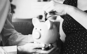 Sau khi kết hôn, có nên đưa hết tiền lương cho vợ hay không? Câu trả lời sửng sốt của 3 người đàn ông 