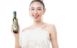 Lấy cảm hứng từ Hoa hậu Thùy Tiên, nhiều bạn gái trẻ “lăng xê” xu hướng “Sống khỏe vẽ đường cong”